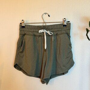 Vuori Halo Performance Shorts 2.0 - Women's Medium Green